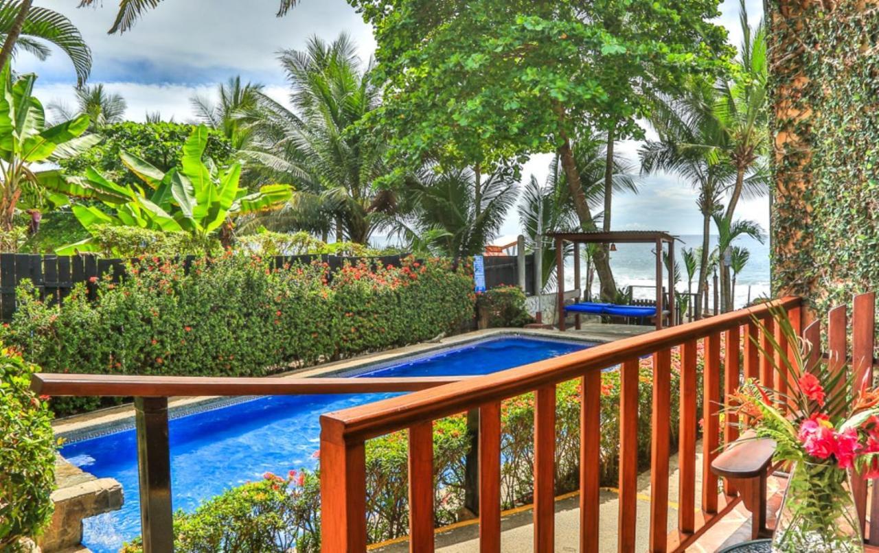 The Backyard Beachfront Hotel Jacó Esterno foto