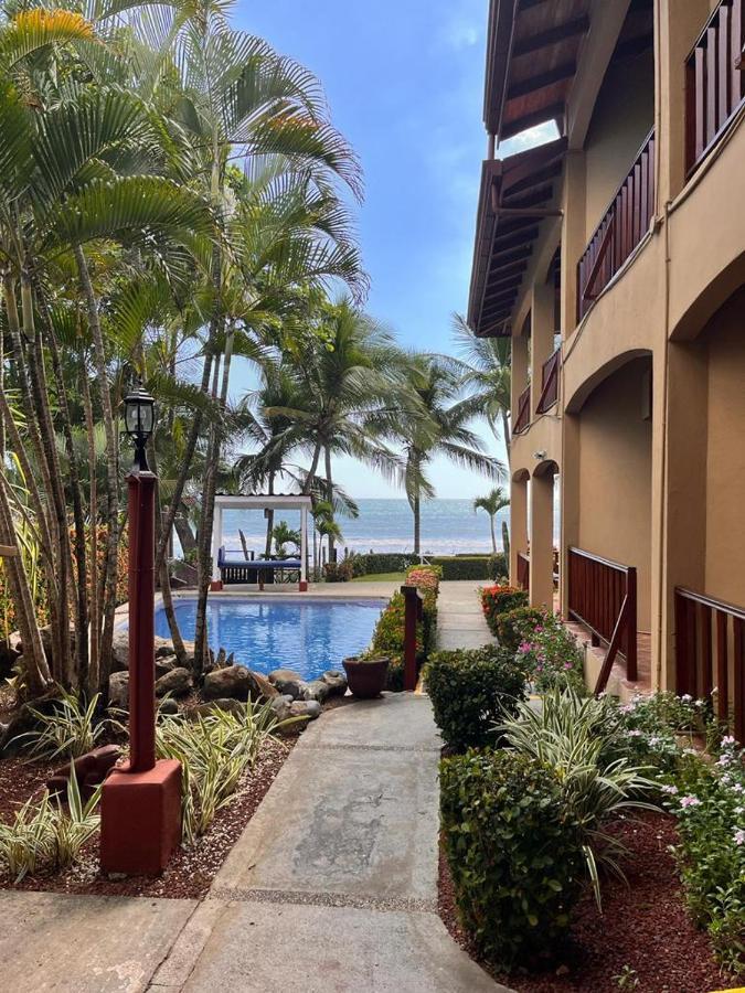 The Backyard Beachfront Hotel Jacó Esterno foto
