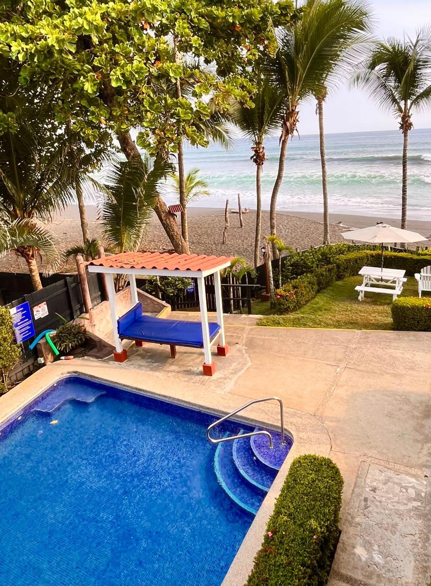 The Backyard Beachfront Hotel Jacó Esterno foto