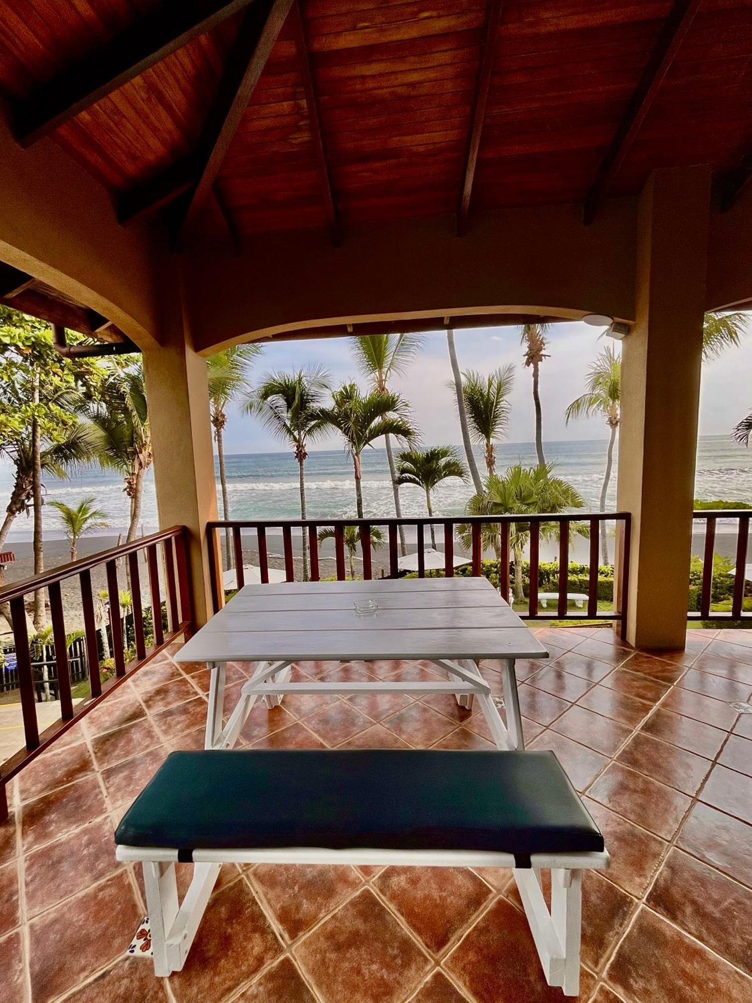 The Backyard Beachfront Hotel Jacó Esterno foto
