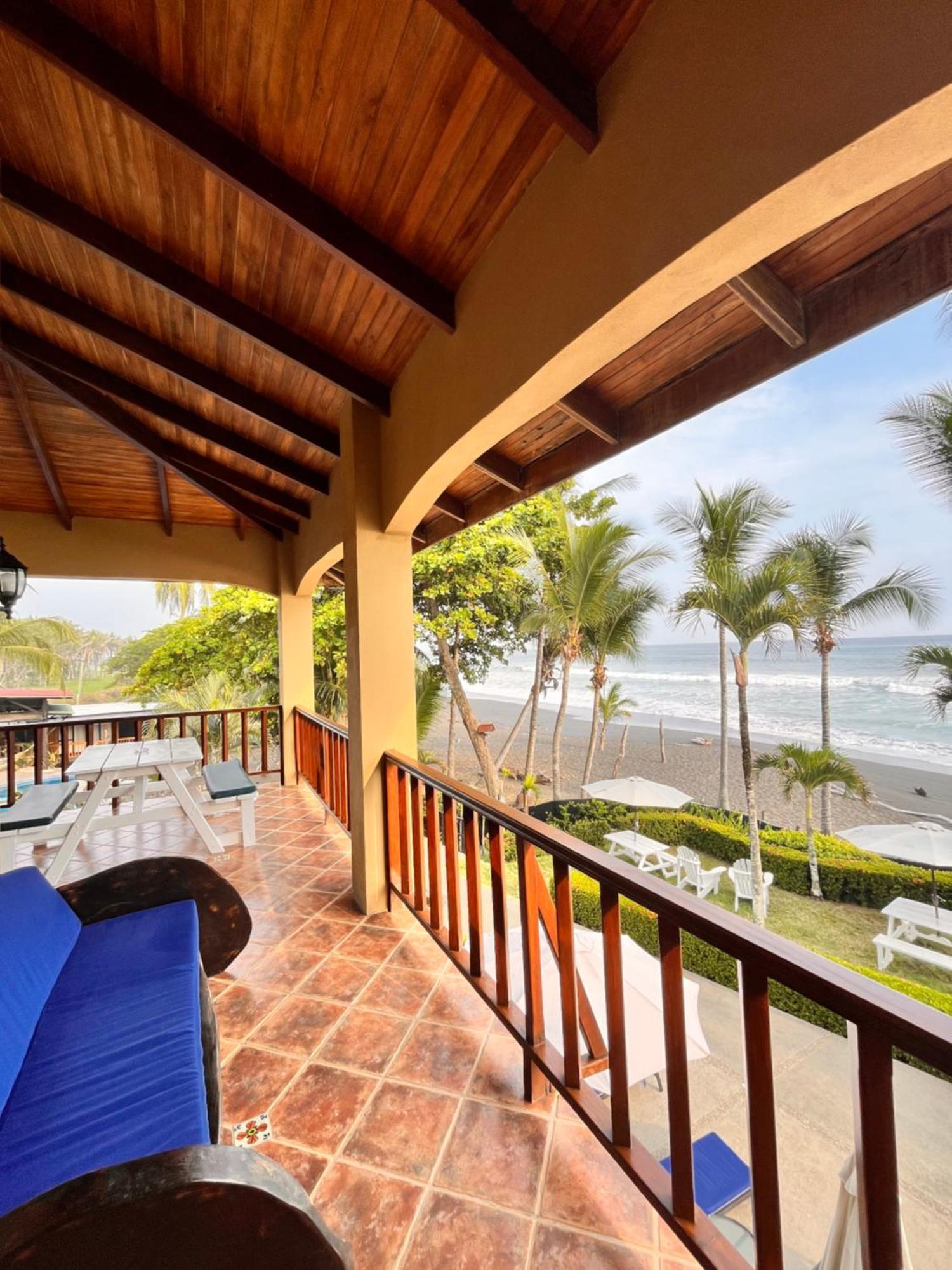The Backyard Beachfront Hotel Jacó Esterno foto